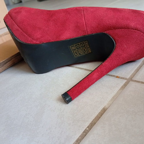 Red Kastoria Pumps Size 39 Like New, 9 cm Heel