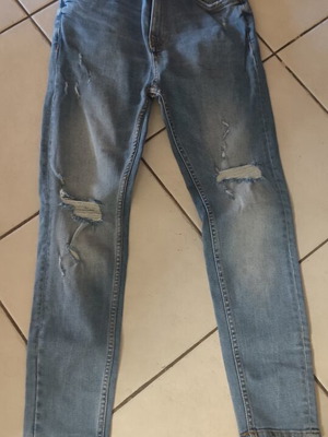 Ανδρικό τζιν Pull & Bear Carrot Fit σαν καινούργιο, ανοιχτό μπλε με σκισίματα