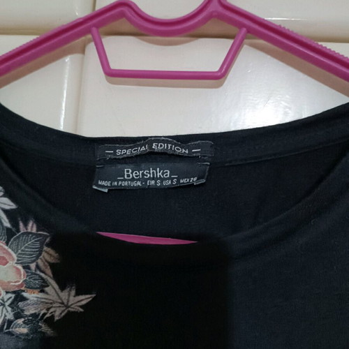Bershka blouse black with print and 3/4 sleeves like new, size S