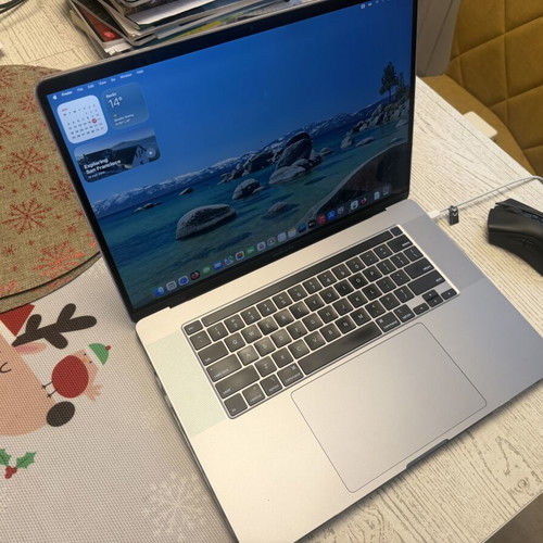 MacBook Pro 16 A2141 i9 32GB 1TB like new