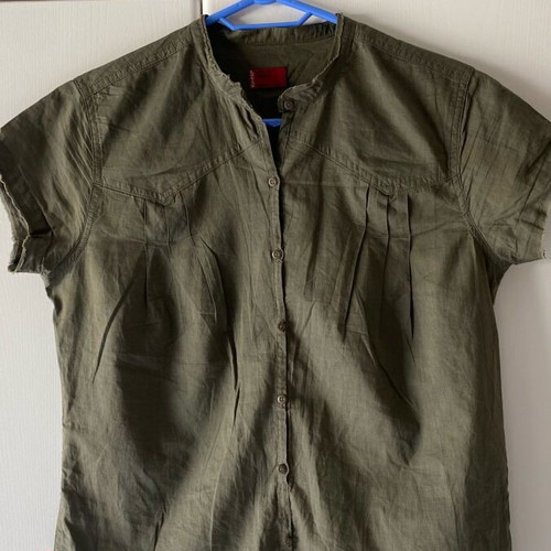 Levi’s women’s shirt M khaki thin fabric like new