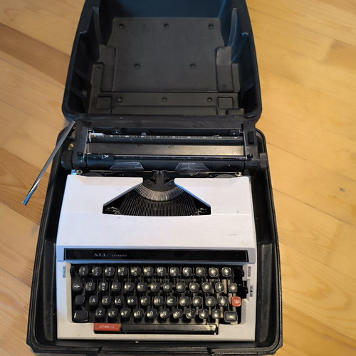 All Leaders vintage typewriter used with Greek keyboard and case