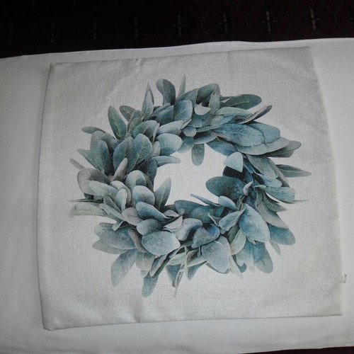 Pillow cover new with green wreath on ecru background 43x43cm
