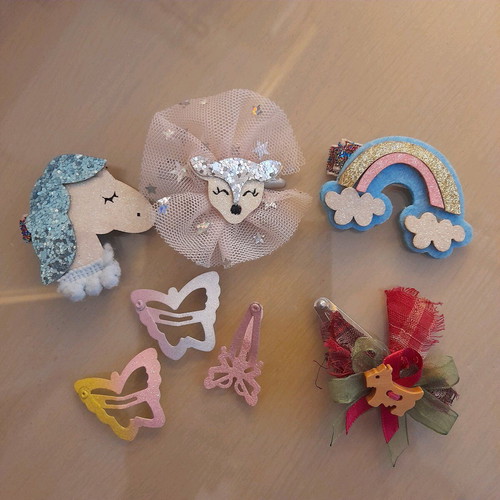 Set of 7 hair clips like new