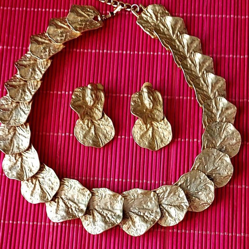 Metal gold-plated vintage jewelry set used