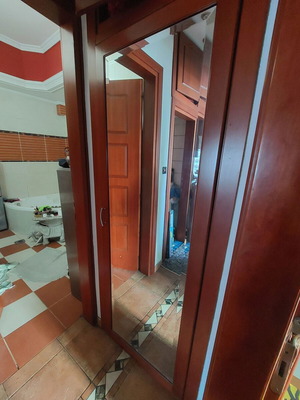 Πόρτα ντουλάπας walk-in με καθρέπτη από δρυς σαν καινούργια