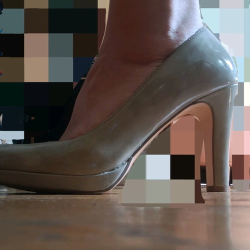 Tamaris nude beige patent leather pumps size 40 like new