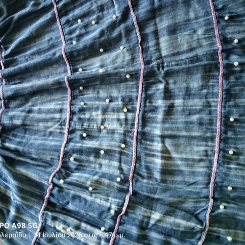 Strapless dress used with pearls and honeycomb pattern