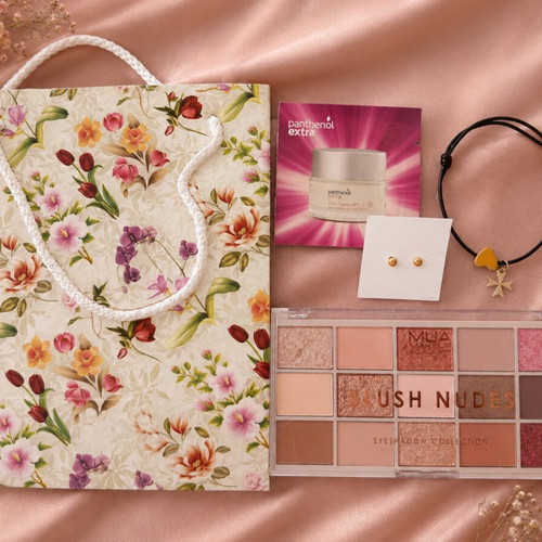 Makeup gift set with MUA 15-color eyeshadow palette, jewelry, and bag