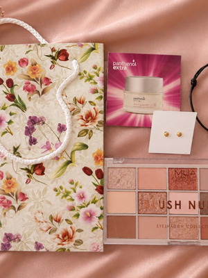 Makeup gift set with MUA 15-color eyeshadow palette, jewelry, and bag
