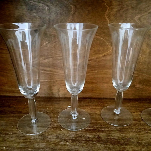 Vintage stemmed glass set of 4 like new