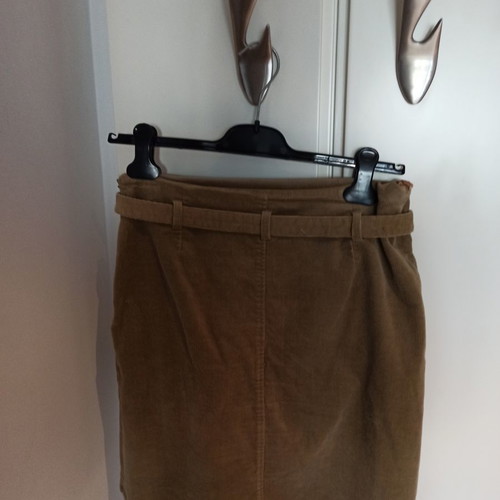 Corduroy skirt with belt and pleats in excellent condition size S