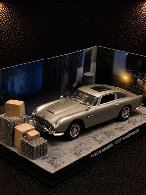 Aston Martin DB5 Goldfinger James Bond Collection 1:43 die-cast model