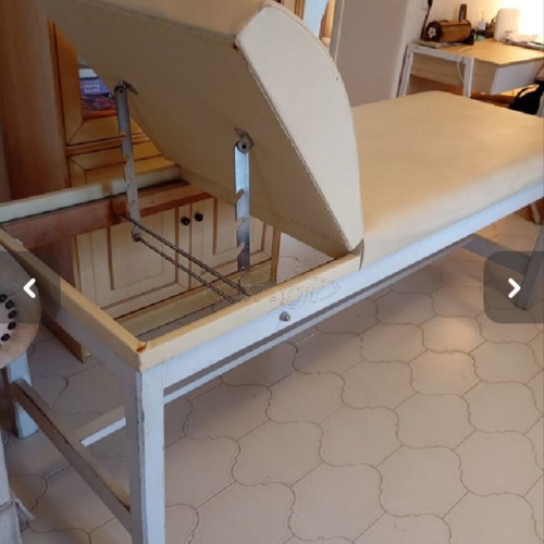 Professional massage bed for aesthetics, solid wood