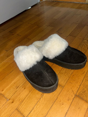 Fur slippers black like new, size 40