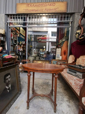 Οβάλ ξύλινο τραπέζι σαλονιού vintage μεταχειρισμένο με μπρούτζινα ποδαρικά