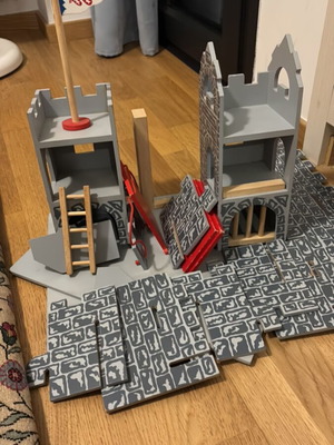 Le Toy Van Wooden Red Camelot Castle used