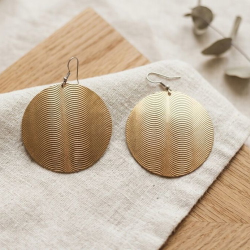 Earrings with embossed wavy lines, like new, gold color