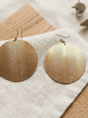 Earrings with embossed wavy lines, like new, gold color
