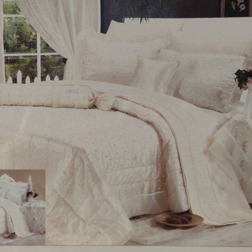 Bridal quilt made of organza like new with pillowcases and caramel pillow