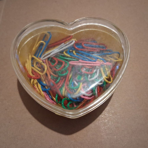 Box of 100 new heart-shaped paper clips from the 90s