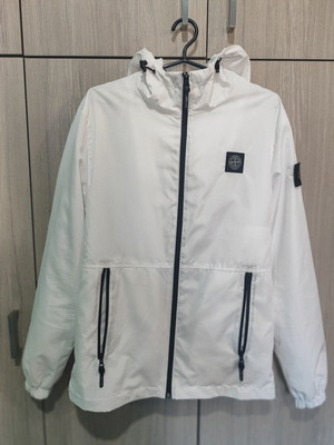 Stone Island λευκό αντιανεμικό μπουφάν με κουκούλα, μέγεθος S/M