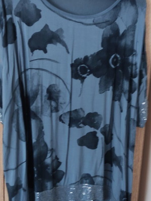 Oversized women's blouse tunic with floral pattern and sequins like new