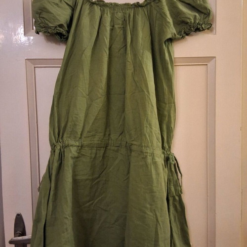 Green dress used with embroidered flowers and elastic sleeves