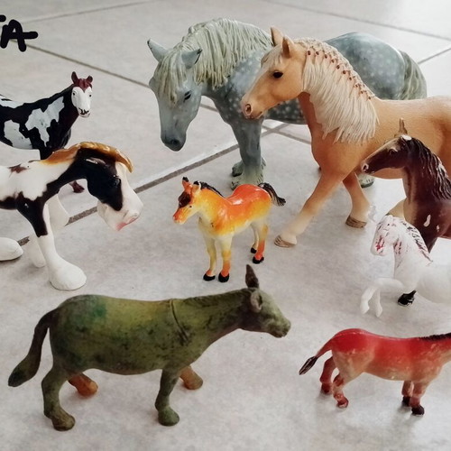 Plastic animal figures pack of 17, horses, zebras and dogs