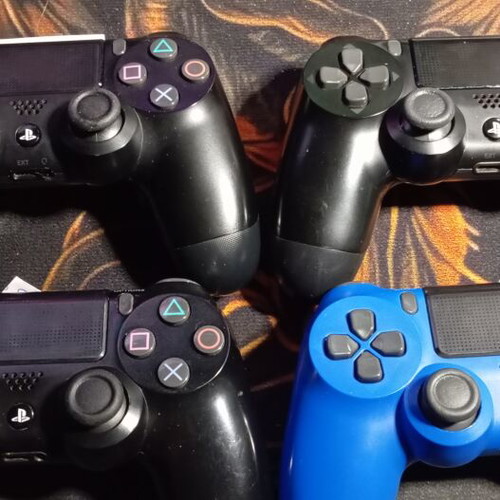 Dualshock 4 v2 controller used, good condition, no drift