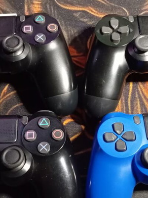 Dualshock 4 v2 controller used, good condition, no drift