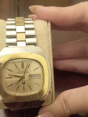 Ρολόι Bulova Accutron με μηχανισμό tuning fork, χρυσό και ασημί
