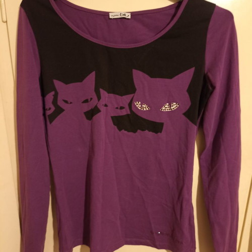 Byblos blouse used, purple with rhinestones and cat design