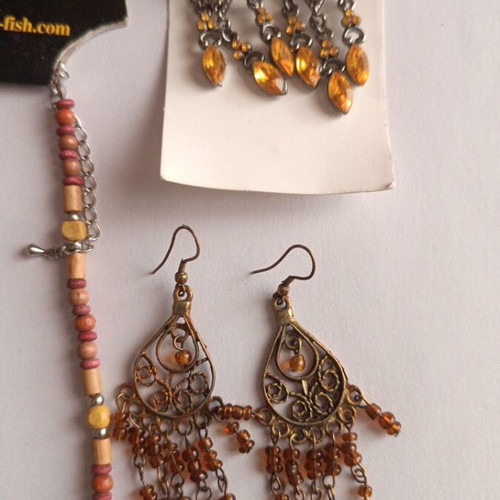 Jewelry set new with 2 pairs of earrings and brown necklace with silver tones