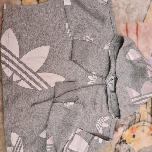Adidas cropped sweatshirt used, grey, size Large with leather-like prints