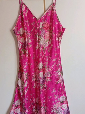 Satin nightdress like new, multicolored