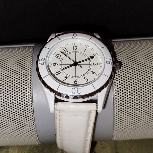 White wristwatch used with leather strap
