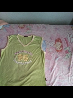 Sleeveless green blouse used with print