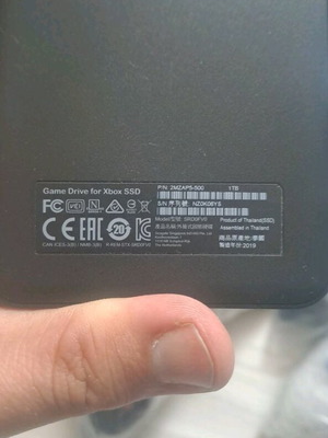 Xbox One S 1TB σαν καινούριο με 3 χειριστήρια, κάμερα και καλώδιο HDMI