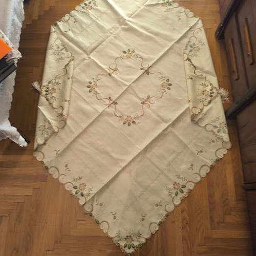 Tablecloth set like new with embroidered lace