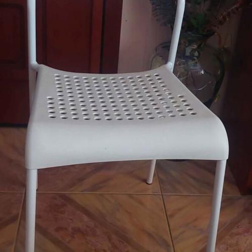 Plastic chairs set of 4, two red and two white