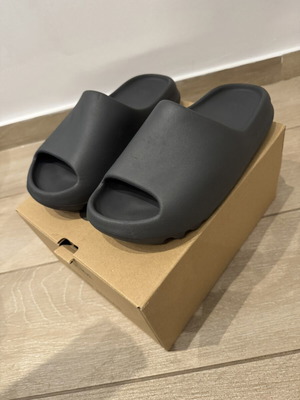 Adidas Yeezy Slides Graphite, σαν καινούργιες, μέγεθος 42-43