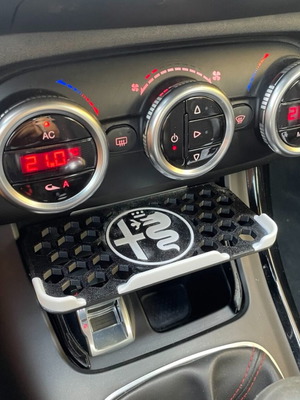 Alfa Romeo Giulietta Tray σαν καινούργιο, διαθέσιμο σε κόκκινο και μπλε