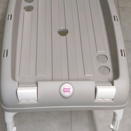 OK Baby Onda Anatomical Bathtub used with turquoise support stand