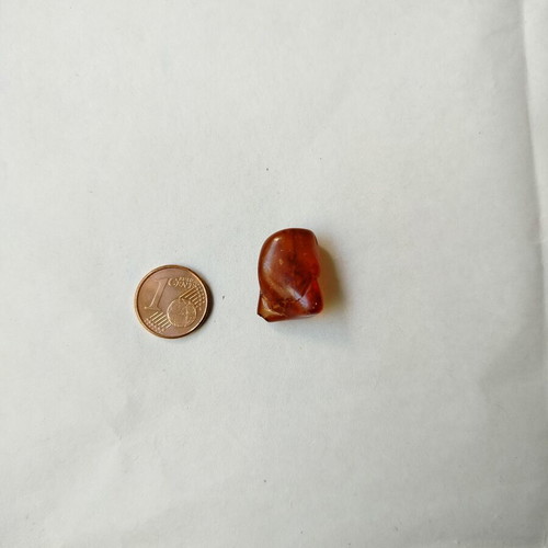Natural old amber 2 g