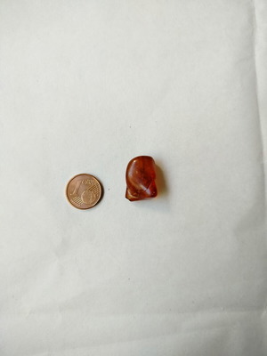 Natural old amber 2 g