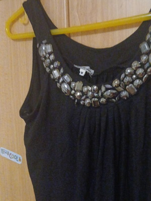 Μπλούζα  γυναικεία αμανικη με σχέδια  από παγιετες  στο μπούστο