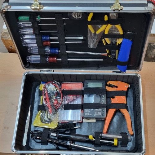 Stock of electronic items from large company in liquidation, 1,144,000 pieces