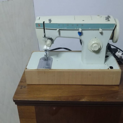 Singer 258 sewing machine like new with cabinet and table stand