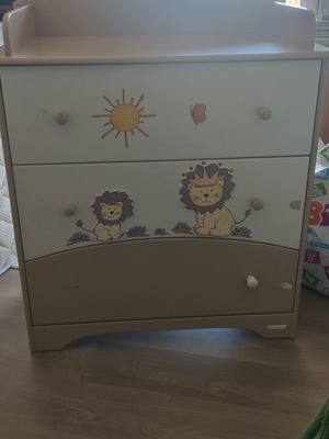 Children's dresser used, beige and white with lion designs